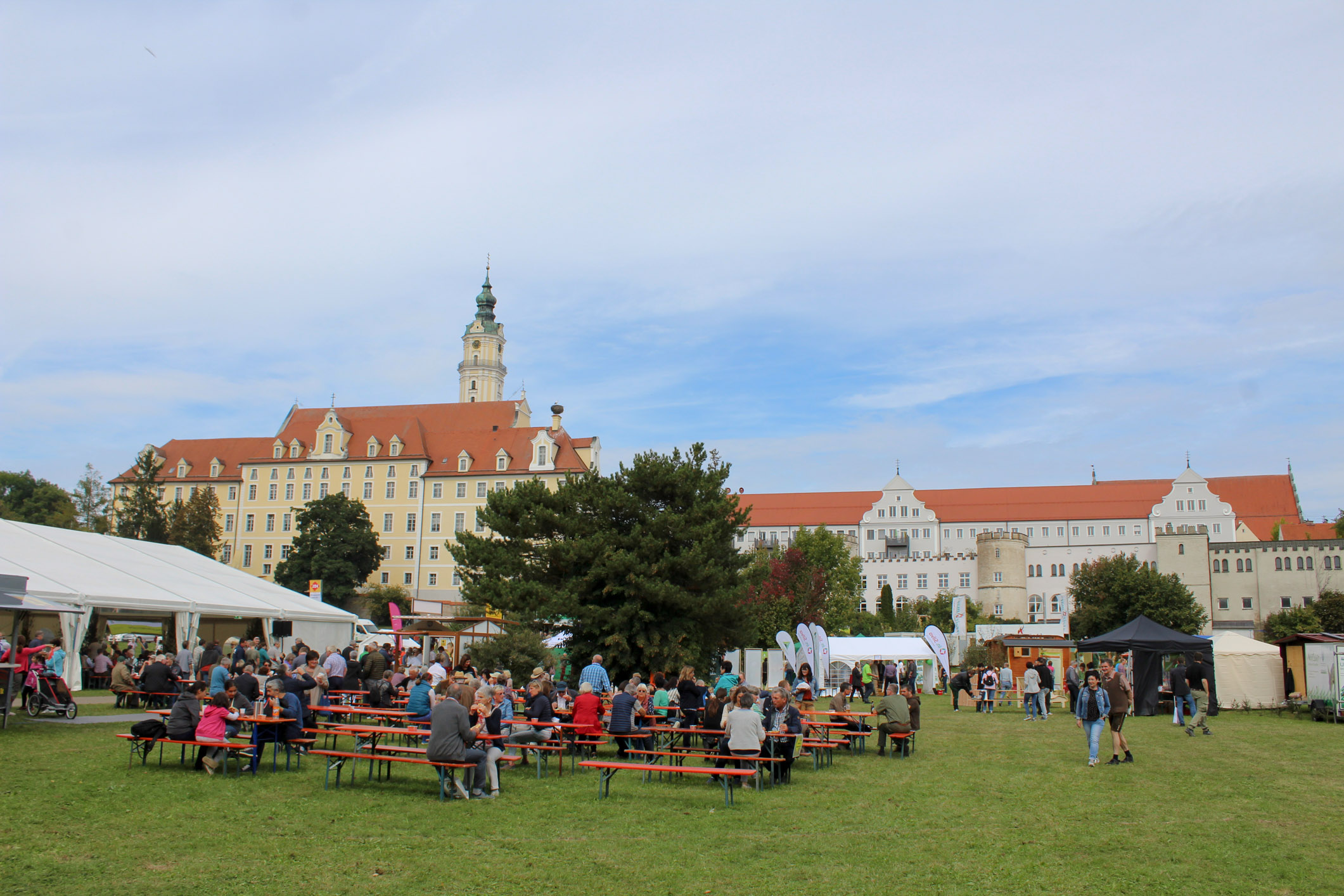 Der Heilig-Kreuz-Garten in Donauwörth bot ein großzügiges Messegelände für den Waldbesitzertag. Foto C. Josten, ZWFH
