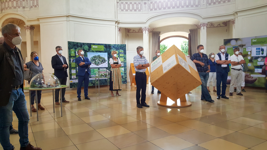 Der Klimaholzwürfel bei der Eröffnung der Ausstellung "WaldZukunft? Klimawandel, Wald & Du!" am 16. Juli 2021 im Naturpark Altmühltal, Eichschtätt. Foto: Naturpark Altmühltal Der Klimaholzwürfel bei der Eröffnung der Ausstellung "WaldZukunft? Klimawandel, Wald & Du!" am 16. Juli 2021 im Naturpark Altmühltal, Eichschtätt. Foto: Naturpark Altmühltal