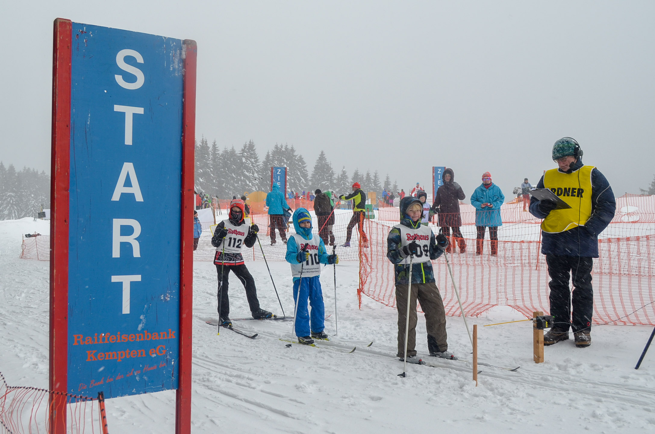 Start im 30 Sekunden Abstand bei Schneefall und eisigen Böen (Foto: Markus Blaschke)