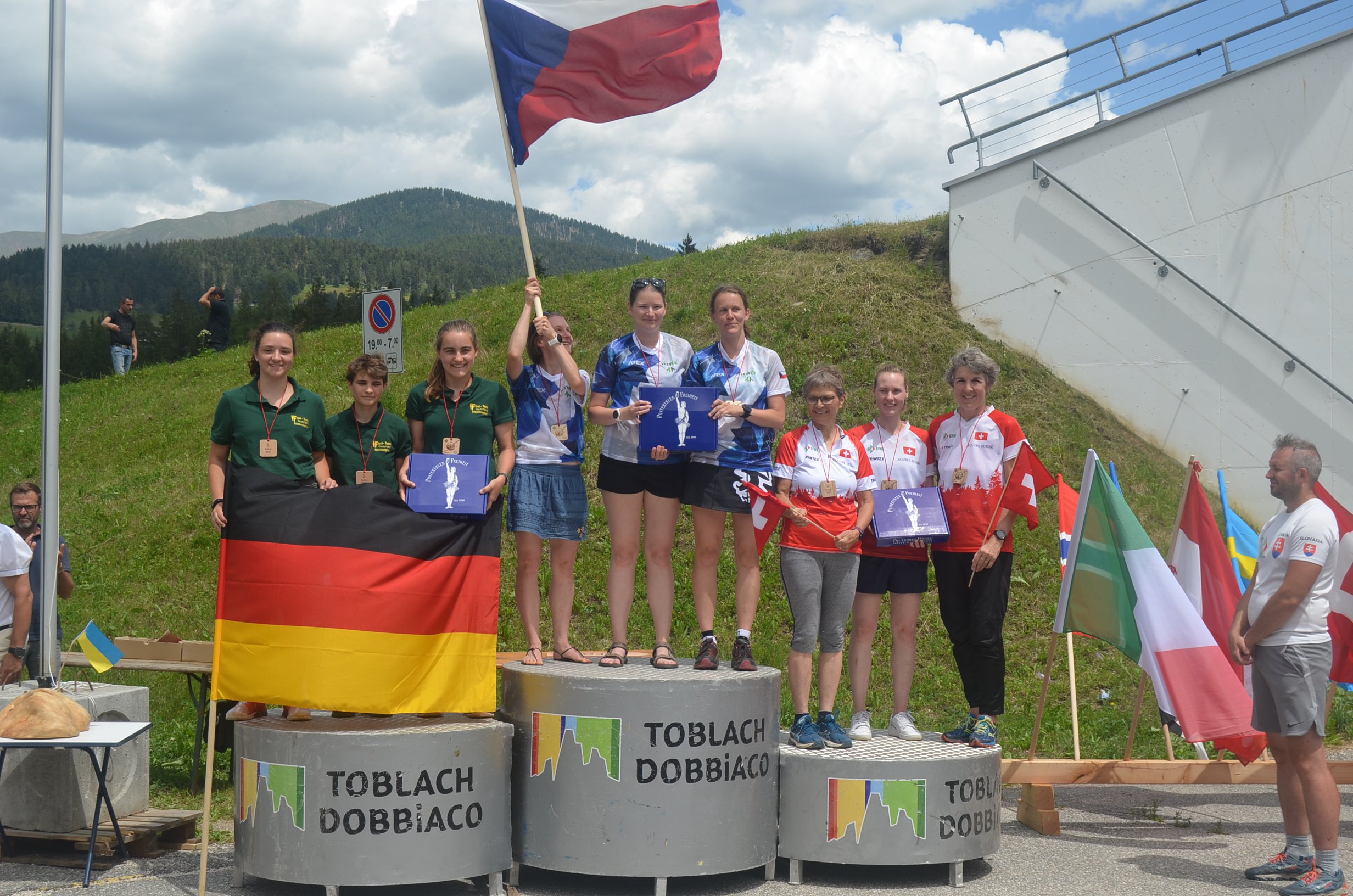Die Siegermannschaften im Staffellauf der Damen-Hauptklasse (2. Platz Deutschland, Sieger Tschechische Republik und 3. Platz Schweiz) (Foto: Markus Blaschke) 1 Pressemitteilung EFOL 2022