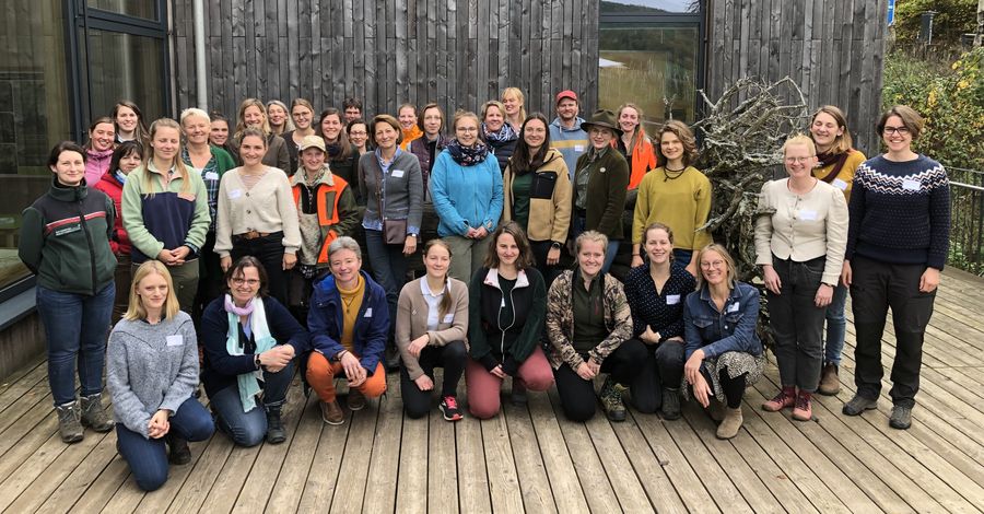 Gruppenfoto Forstfrauentreffen 2022 im Steigerwald-Zentrum; Foto: Tobias Hahner, Steigerwald-Zentrum Gruppenfoto Forstfrauentreffen 2022 im Steigerwald-Zentrum; Foto: Tobias Hahner, Steigerwald-Zentrum