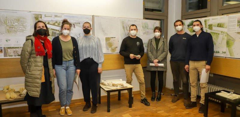 Teilnehmer*innen und Preisträger*innen am Studierendenwettbewerb zum Grünen Entrée am Forstzentrum Weihenstephan: v.l.n.r.: Eliki Diamantouli, Magdalena Pongratz, Eva Raischl, Simon Ochott, Lisa Hirschberger, Julius Vongehr, Oliver Bursi. Foto: C. Josten, ZWFH Teilnehmer*innen und Preisträger*innen am Studierendenwettbewerb zum Grünen Entrée am Forstzentrum Weihenstephan: v.l.n.r.: Eliki Diamantouli, Magdalena Pongratz, Eva Raischl, Simon Ochott, Lisa Hirschberger, Julius Vongehr, Oliver Bursi. Foto: C. Josten, ZWFH