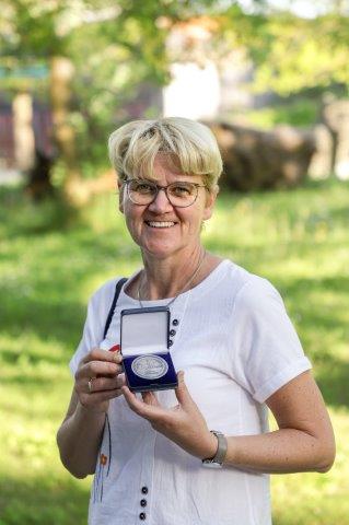 Monika Klement hat die Georg-Dätzel-Medaille des Zentrums Wald-Forst-Holz Weihentephan verliehen bekommen. Foto: C. Josten, ZWFH