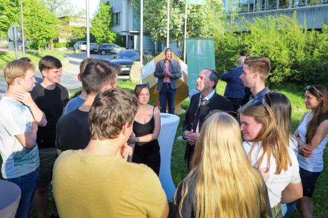 Beim Jahresempfang des Zentrums Wald-Forst-Holz Weihenstephan konnten auch Studierende Fragen an den Wirtschaftsminister Hubert Aiwanger richten. Foto: C. Josten, ZWFH