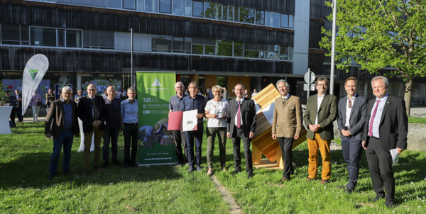 Die Preisträger mit Vertretern des Zentrums Wald-Forst-Holz Weihenstephan: v.l. Prof. J. Ewald, HSWT, Prof. R. Mosandl, Förderverein,  K.-H. Hutter, LBV Eichstätt,  J. Beck, BUND Eichstätt, A. Hecker, AELF Ingosltadt-Pfaffenhofen, E. Geyer, BaySF Kipfenberg, M. Klement, Naturpark Altmühltal, Wirtschaftsminister H. Aiwanger, Dr. P. Pröbstle, LWF, Prof. W. Weisser, TUM, C. Körner, TUM, Dr. M. Schaller, ZWFH. Foto: C. Josten, ZWFH 