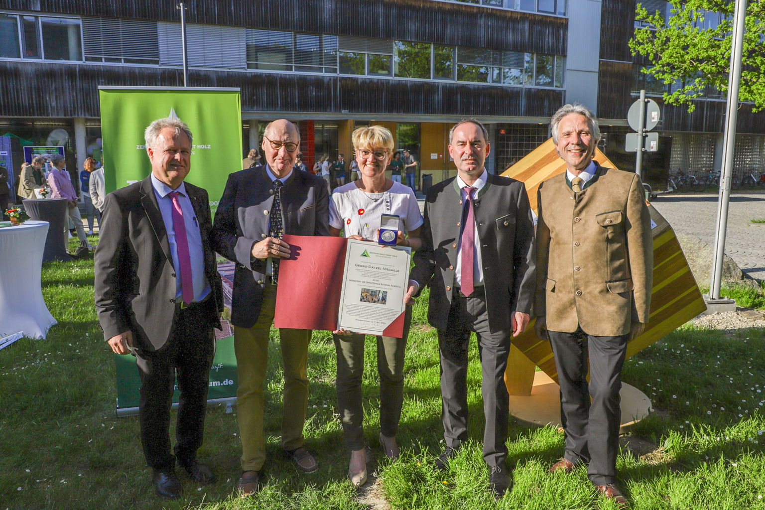 Wirtschaftsminister Hubert Aiwanger gratuliert der Preisträgerin Monika Klement vom Naturpark Altmühltal zur Dätzel-Medaille. Professor Mosandl, Vorsitzender Förderverein Zentrum Wald-Forst-Holz Weihenstephan überreichte die Medaille und die Urkunde. Rechts im Bild ist Laudator Dr. Peter Pröbstle, Präsident der Bayer. Landesanstalt für Wald und Forstwirtschaft, links im Bild Dr. Markus Schaller, Geschäftsführer des Zentrums. Foto: C. Josten, ZWFH
