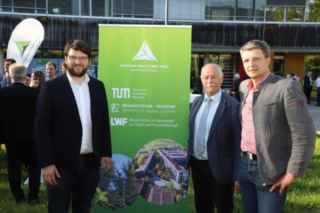 Die Landtagsabgeordneten (v.l.) Johannes Becher, Grüne, Benno Zierer, Freie Wähler und Hans Urban, Grüne am Jahresempfang des Zentrums Wald-Forst-Holz Weihenstephan 2022. Foto: C. Josten, ZWFH  