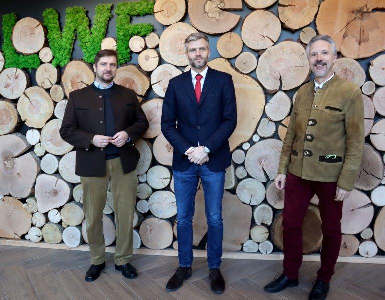 v.l.n.r: Dr. Hans-Joachim Klemmt, Abteilungsleiter Waldbau; Dr. Klaas Wellhausen, neuer Leiter der Abteilung „Boden und Klima“; Dr. Peter Pröbstle, Leiter der LWF. Foto: LWF v.l.n.r: Dr. Hans-Joachim Klemmt, Abteilungsleiter Waldbau; Dr. Klaas Wellhausen, neuer Leiter der Abteilung „Boden und Klima“; Dr. Peter Pröbstle, Leiter der LWF. Bildautor: LWF