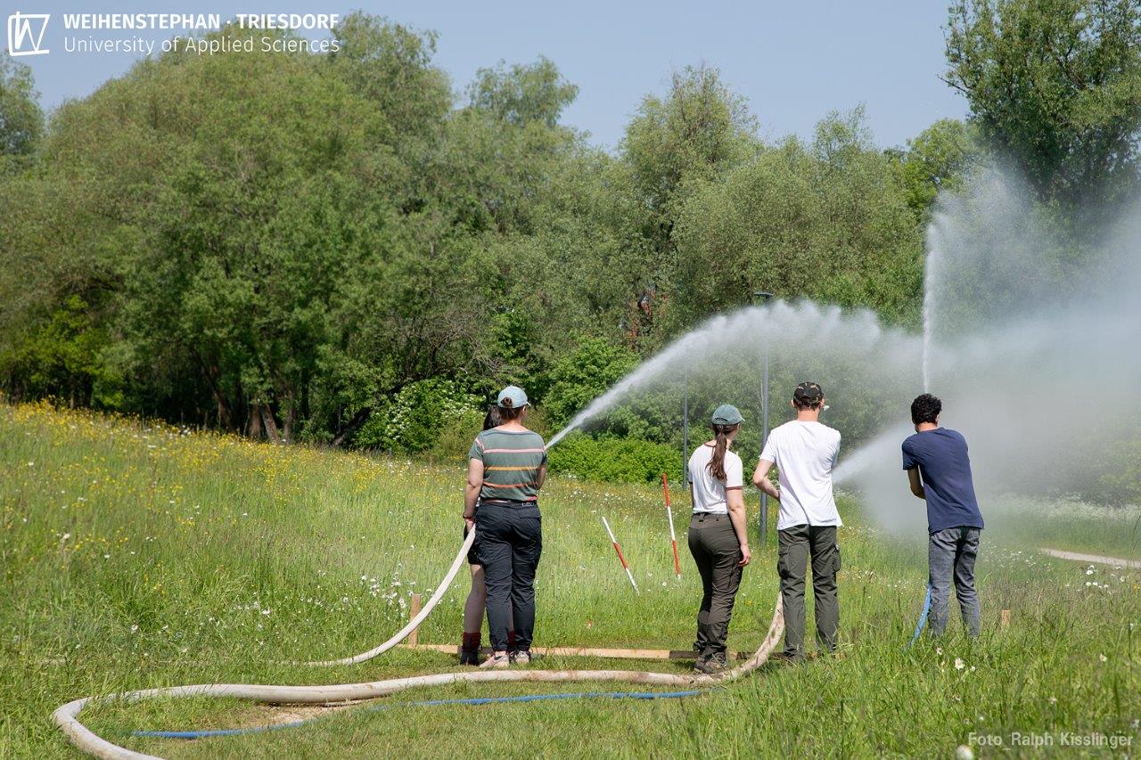 Praktische Übungen zur Waldbrandbekämpfung. Fotos: Ralph Kisslinger, HSWT Praktische Übungen zur Waldbrandbekämpfung. Fotos: Ralph Kisslinger, HSWT