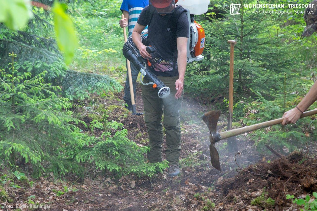 Praktische Übungen zur Waldbrandbekämpfung. Fotos: Ralph Kisslinger, HSWT Praktische Übungen zur Waldbrandbekämpfung. Fotos: Ralph Kisslinger, HSWT