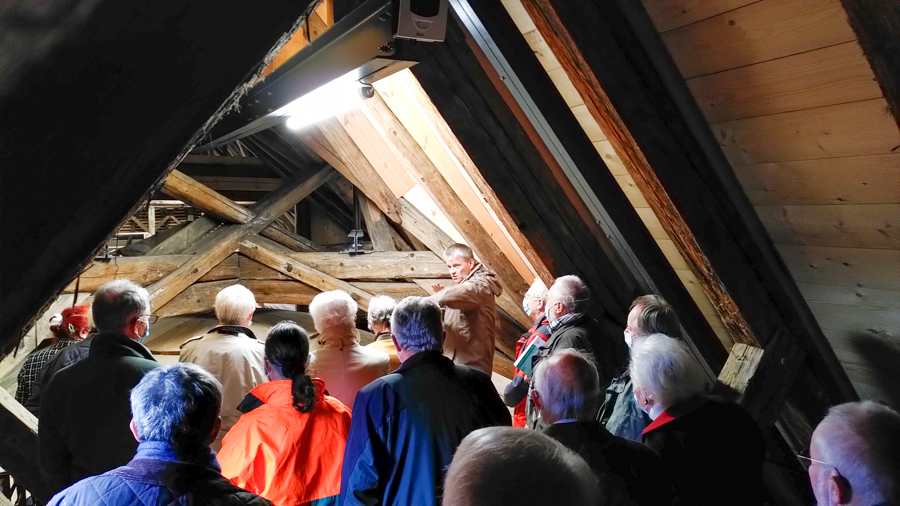 Die Teilnehmer der Exkursion Forstgeschichte im Dachstuhl von Sankt Gangolf. Foto: J. Hamberger