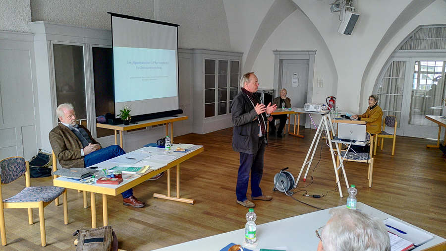 Links Hubertus Habel, der Organisator vor Ort, rechts Robert Staufer bei seinem Vortrag. Foto: J. Hamberger