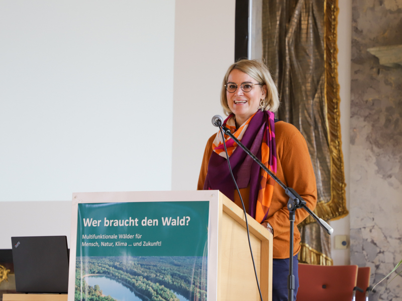 Eve Weber, Oberbürgermeisterin der Stadt Augsburg bei ihrem Grußwort zum Waldtag Bayern 2022. Foto: C. Josten, ZWFH 