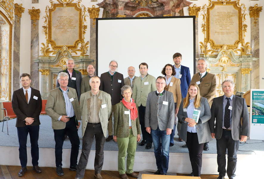 Die Vertreter der Bayerischen Forstwirtschaft präsentieren Ihre gemeinsame Botschaft am Waldtag Bayern 2022. v.l.n.r.: Dr. Christian Wippermann, Bayer. Forstverein, Robert Bocksberger, Bayer. Staatsforsten, Jürgen Kircher, Forstverwaltung Stadt Augsburg, Urban Treutlein, Bayerisches Staatsministerium für Ernährung, Landwirtschaft und Forsten, Joachim Schwarzer, Forsttechnikerverband, Bernd Lauterbach, Bund Deutscher Forstleute, Cornelia Hesse, Bayer. Gemeindetag, Prof. Dr. Manfred Schölch, Arbeitsgemeinschaft Naturgemäße Waldwirtschaft, Josef Ziegler, Bayer. Waldbesitzerverband, Johann Koch, Bayer. Bauernverband und Verein für forstl. Standortserkundung, Viktoria Gindele van Kempen, Familienbetriebe Land und Forst, Simon Tangerding, Schutzgemeinschaft Deutscher Wald, Isabelle Jarisch, Sprecherin der VBF, Dr. Peter Pröbstle, Verband der höheren Verwaltungsbeamtinnen und Verwaltungsbeamten in Bayern e.V. und Andreas Schlegel, IG Bauen-Agrar-Umwelt. Foto: C. Josten, ZWFH Die Vertreter der Bayerischen Forstwirtschaft präsentieren Ihre gemeinsame Botschaft am Waldtag Bayern 2022. v.l.n.r.: Dr. Christian Wippermann, Bayer. Forstverein, Robert Bocksberger, Bayer. Staatsforsten, Jürgen Kircher, Forstverwaltung Stadt Augsburg, Urban Treutlein, Bayerisches Staatsministerium für Ernährung, Landwirtschaft und Forsten, Joachim Schwarzer, Forsttechnikerverband, Bernd Lauterbach, Bund Deutscher Forstleute, Cornelia Hesse, Bayer. Gemeindetag, Prof. Dr. Manfred Schölch, Arbeitsgemeinschaft Naturgemäße Waldwirtschaft, Josef Ziegler, Bayer. Waldbesitzerverband, Johann Koch, Bayer. Bauernverband und Verein für forstl. Standortserkundung, Viktoria Gindele van Kempen, Familienbetriebe Land und Forst, Simon Tangerding, Schutzgemeinschaft Deutscher Wald, Isabelle Jarisch, Sprecherin der VBF, Dr. Peter Pröbstle, Verband der höheren Verwaltungsbeamtinnen und Verwaltungsbeamten in Bayern e.V. und Andreas Schlegel, IG Bauen-Agrar-Umwelt. Foto: C. Josten, ZWFH