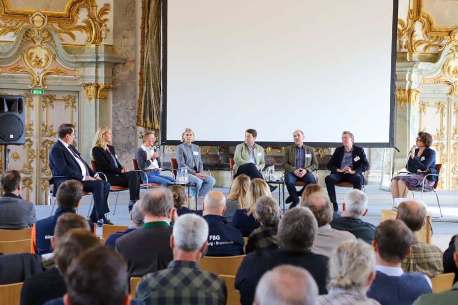 Podiumsdiskussion zum Thema „Multifunktionale Wälder für Mensch, Natur, Klima... und Zukunft!“ mit (v.l.n.r.) Kämmerer Roland Barth, Stadt Augsburg, Architektin Anne Niemann, TU München, Prof. Dr. Monika Egerer, TU München, Dr. Gisela Immich, Ludwig-Maximilians-Universität München, Präsident Josef Ziegler, Bayerischer Waldbesitzerverband, MR Urban Treutlein, Bayerisches Staatsministerium für Ernährung, Landwirtschaft und Forsten, Dipl.-Forstwirt Christoph Schulz, Bayerische Landesanstalt für Wald und Forstwirtschaft, Moderatorin Dr. Monika Arzberger. Foto: C. Josten, ZWFH Podiumsdiskussion zum Thema „Multifunktionale Wälder für Mensch, Natur, Klima... und Zukunft!“ mit (v.l.n.r.) Kämmerer Roland Barth, Stadt Augsburg, Architektin Anne Niemann, TU München, Prof. Dr. Monika Egerer, TU München, Dr. Gisela Immich, Ludwig-Maximilians-Universität München, Präsident Josef Ziegler, Bayerischer Waldbesitzerverband, MR Urban Treutlein, Bayerisches Staatsministerium für Ernährung, Landwirtschaft und Forsten, Dipl.-Forstwirt Christoph Schulz, Bayerische Landesanstalt für Wald und Forstwirtschaft, Moderatorin Dr. Monika Arzberger. Foto: C. Josten, ZWFH