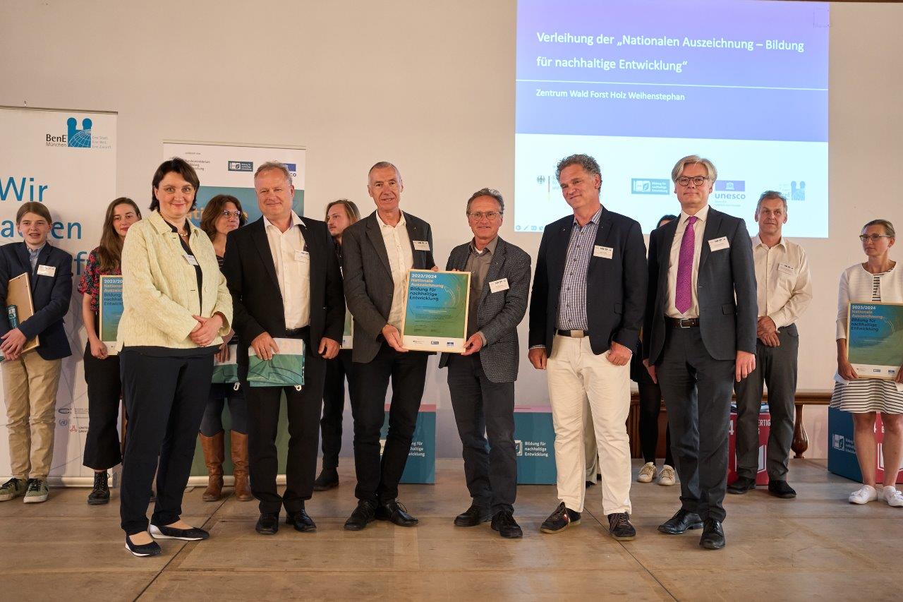 V.l.: Dr. A. Ruyter-Petznek (BMEL), Dr. M. Schaller (ZWFH), Prof. Dr. K. Richter (TUM), Prof. R Vogl (HSWT), D. Schmechel (LWF), Dr. R. Luckscheiter (UNESCO). Foto: Unesco