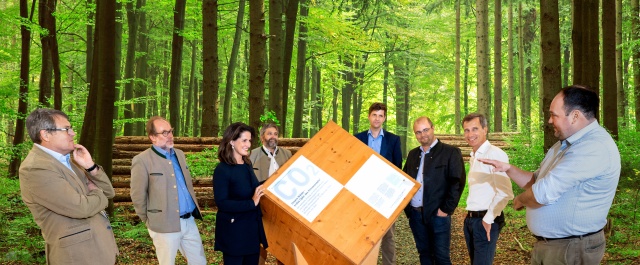 Forstministerin Michaela Kaniber bei der Präsentation des Klimaholzwürfels zusammen mit dem Sprecherrat der Vertreter der Bayerischen Forstwirtschaft 2019 (VBF). Foto Rolf Kaul – AVTG