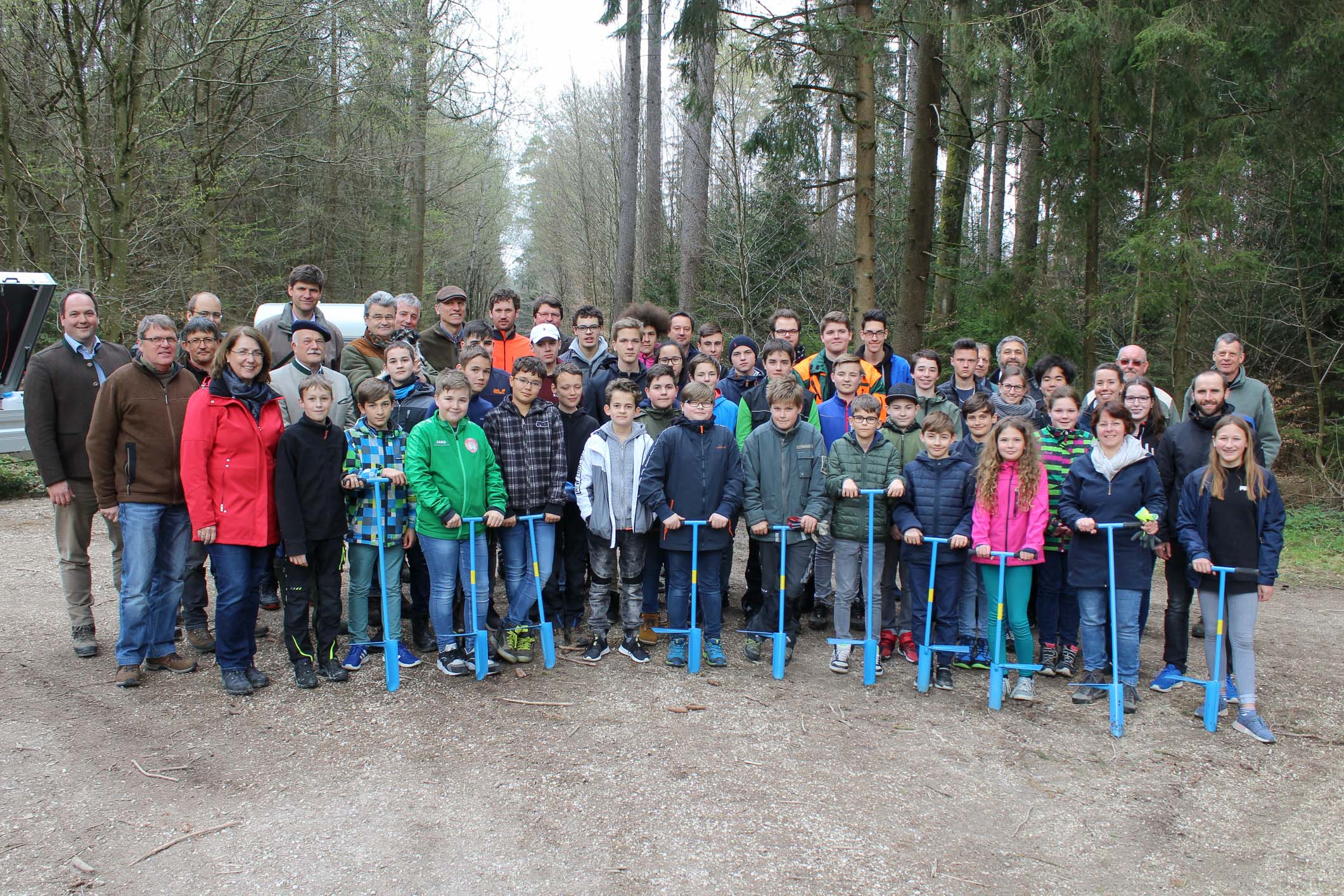 35 Schülerinnen und Schüler der Realschule Rebdorf fuhren in der Freizeit in den Eichstätter Spitalwald, um im Rahmen des Waldumbaus Bäume zu pflanzen. Die Pflanzaktion der Vertreter der Bayerischen Forstwirtschaft soll ein Zeichen für den Klimaschutz setzen. Foto C. Josten, ZWFH 35 Schülerinnen und Schüler der Realschule Rebdorf fuhren in der Freizeit in den Eichstätter Spitalwald, um im Rahmen des Waldumbaus Bäume zu pflanzen. Die Pflanzaktion der Vertreter der Bayerischen Forstwirtschaft soll ein Zeichen für den Klimaschutz setzen. Foto C. Josten, ZWFH