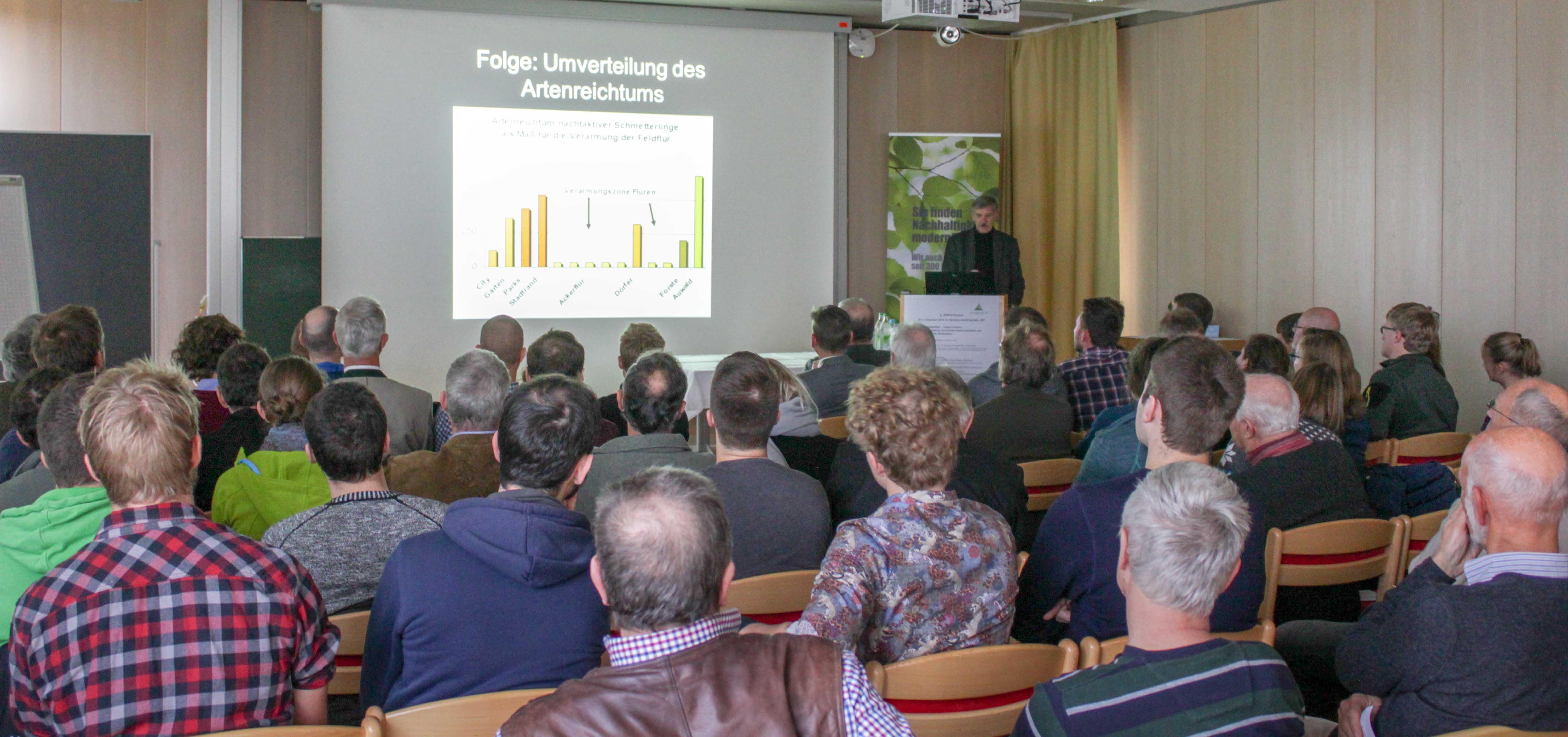 Professor Reichholf bei seinem Vortrag im voll besetzten Saal beim 5. ZWFH-Forum zum Thema Stadtwälder. Foto F. Holland, ZWFH