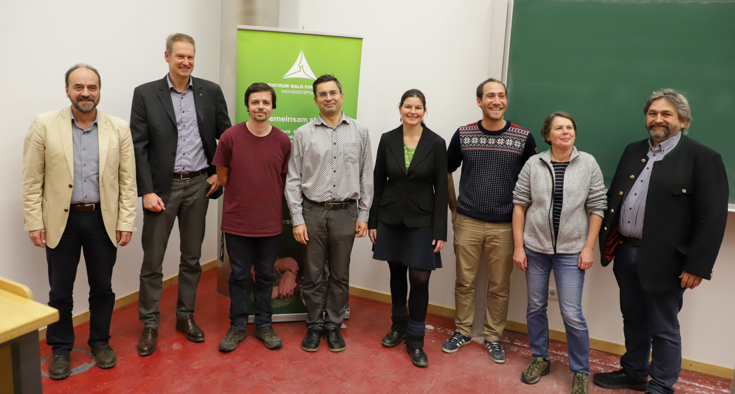 Die Referentinnen und Referenten sowie Akteure am 6. ZWFH-Forum "Biodiversität". v.l: Prof. M. Drösler, Prof. V. Zahner, B. Hesse, Dr. T. Lackner, H. Löffler, Dr. S. Seibold, Dr. S. Rösler, H. Förster. Foto: C. Josten, ZWFH Die Referentinnen und Referenten sowie Akteure am 6. ZWFH-Forum "Biodiversität". v.l: Prof. M. Drösler, Prof. V. Zahner, B. Hesse, Dr. T. Lackner, H. Löffler, Dr. S. Seibold, Dr. S. Rösler, H. Förster. Foto: C. Josten, ZWFH