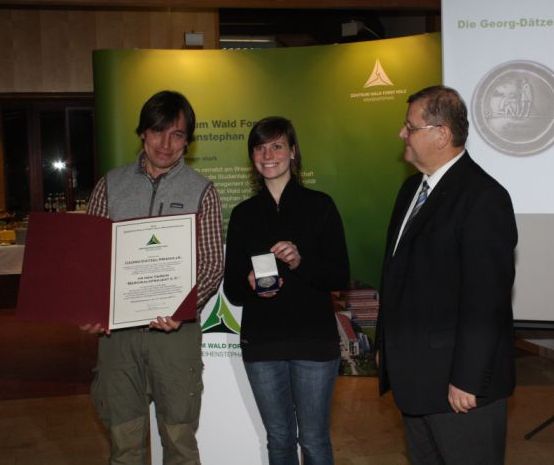 Feierliche Übergabe der Georg-Dätzel-Medaille v.l.n.r. Peter Naumann und Julia Duch und Olaf Schmidt, Leiter des Zentrums Wald-Forst-Holz Weihenstephan, © ZWFH