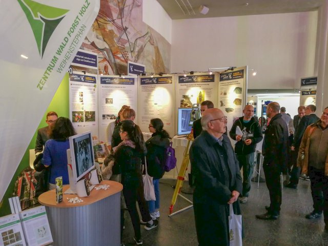 Am Forstzentrumsstand zeigt unter anderem Alfred Wörle von der Bayerischen Landesanstalt für Wald und Forstwirtschaft den Besuchern die Möglichkeiten eines terrestrischen Laserscanners im Wald. Foto: H. Förster, ZWFH