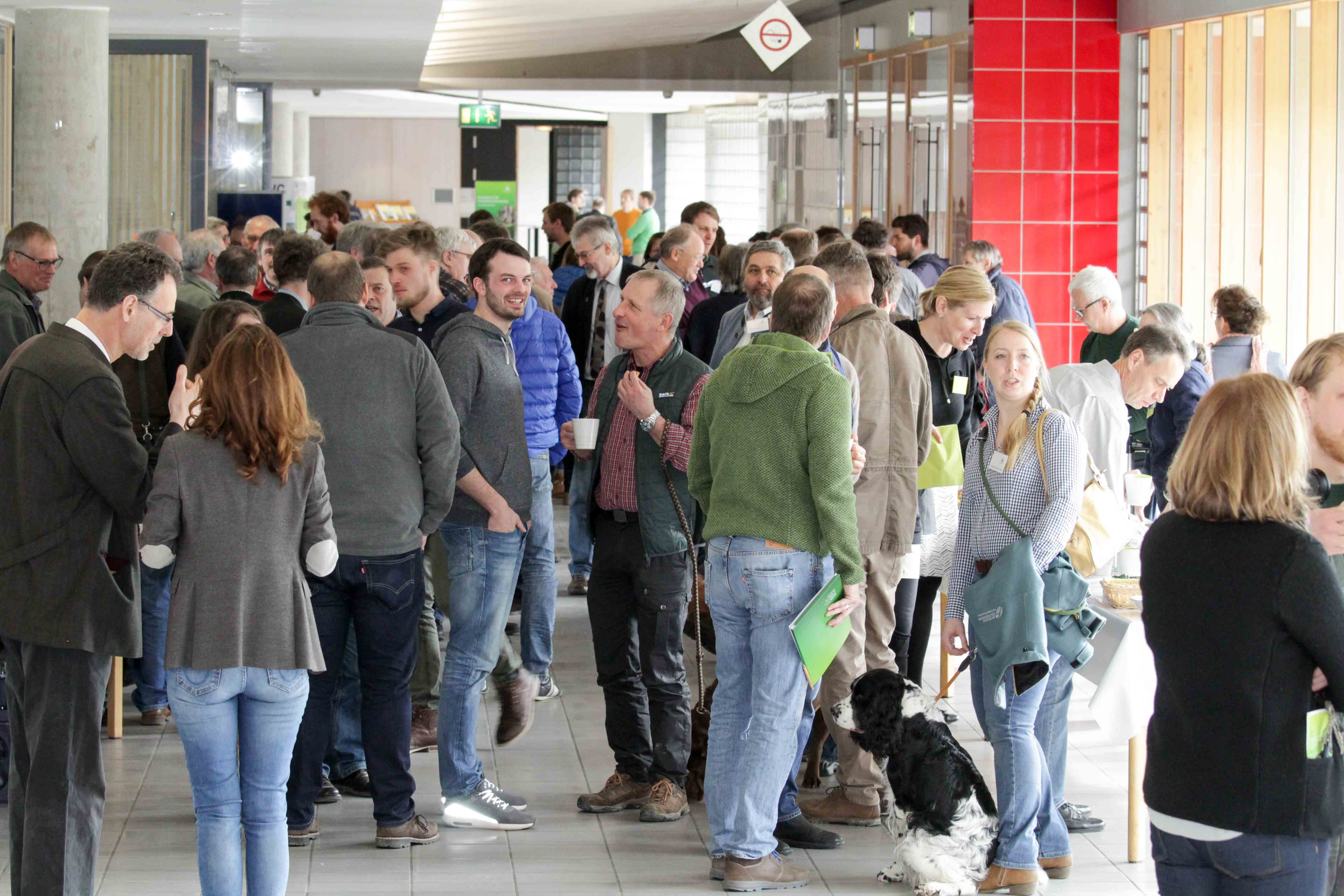 Rund 130 Forstleute aus Praxis, Wissenschaft, Verbänden und Politik informieren sich über Neuigkeiten aus der Forstwissenschaft am Zentrum Wald-Forst-Holz Weihenstephan. Der persönliche Austausch spielt dabei eine große Rolle. Foto C. Josten, ZWFH
