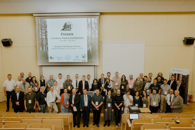 Tagungsteilnehmer der Session “Silvicultural concepts across diverse climate zones and their implications for stand structure and dynamics” während der Konferenz zur Hundertjahrfeier der forstlichen Fakultät der Universität für Lebenswissenschaften, Warschau. Foto: Universität für Lebenswissenschaften, Warschau