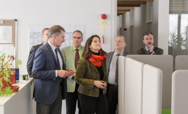 Staatsministerin Michaela Kaniber informiert sich im Neubau der LWF über Laubholzverwendung im Bau, Fernerkundung und Sturmschadensmanagement sowie über das Bayerische Waldinformationssystem der Forstverwaltung. Foto C. Josten, ZWFH Staatsministerin Michaela Kaniber informiert sich im Neubau der LWF über Laubholzverwendung im Bau, Fernerkundung und Sturmschadensmanagement sowie über das Bayerische Waldinformationssystem der Forstverwaltung. Foto C. Josten, ZWFH