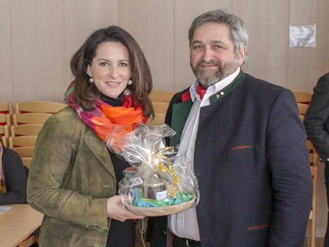 Heinrich Förster überreicht der Forstministerin Kaniber als Geschäftsführer des Zentrums Wald-Forst-Holz Weihenstephan ein kleines Präsent. Foto C. Josten, ZWFH Heinrich Förster überreicht der Forstministerin Kaniber als Geschäftsführer des Zentrums Wald-Forst-Holz Weihenstephan ein kleines Präsent. Foto C. Josten, ZWFH
