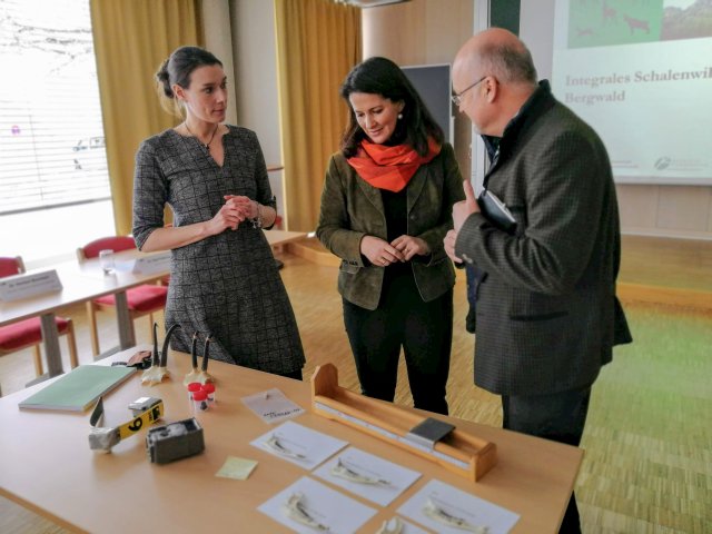 Dr. Wibke Peters und Alois Zollner zeigen Forstministerin Michaela Kaniber Material und Forschungsmethoden des Schalenwildprojekts. Foto: H. Förster, ZWFH Dr. Wibke Peters und Alois Zollner zeigen Forstministerin Michaela Kaniber Material und Forschungsmethoden des Schalenwildprojekts. Foto: H. Förster, ZWFH