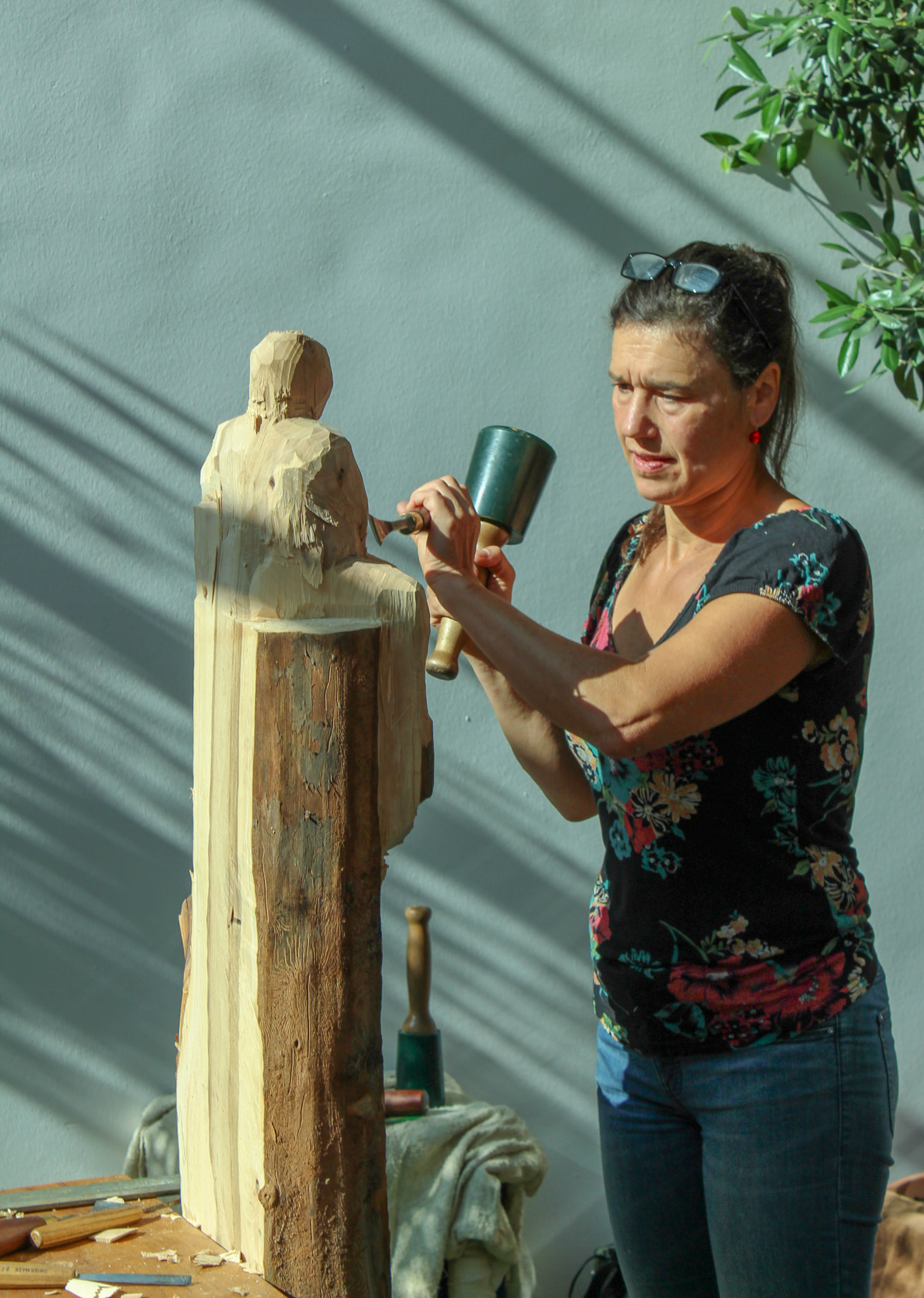Bildhauerin Martina Kreitmeier bei der Arbeit an einer Skulptur aus Flatterulme. Foto: Jakob Hiller