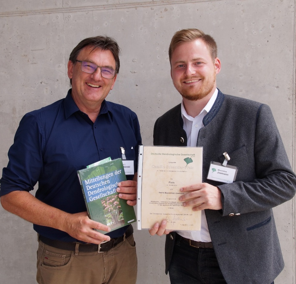Den mit 2.500 € dotierten Camillo-Schneider-Preis des Jahres 2019 erhielt Maximilan Joemann für seine an der Hochschule Göttingen-Hildesheim durchgeführten Forschungen zur Steinbuche vom DDG-Vorsitzenden Eike Jablonski. Eine Kurzfassung erscheint in den Mitteilungen der DDG. Foto HSWT