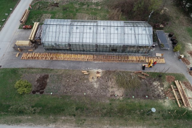 Versuchsaufbau mit 100 Teststämmen im Rahmen des Projekts Debarking Heads II. Foto: J. Heppelmann, HSWT. Versuchsaufbau mit 100 Teststämmen im Rahmen des Projekts Debarking Heads II. Foto: J. Heppelmann, HSWT.