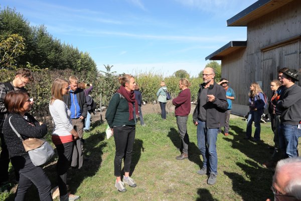Biolandhof-Betreiber Sepp Braun stellt seine Konzepte zu Tierhaltung und Energie auf einer der bieden Exkursionen vor. Foto: S. Weindl, LfL