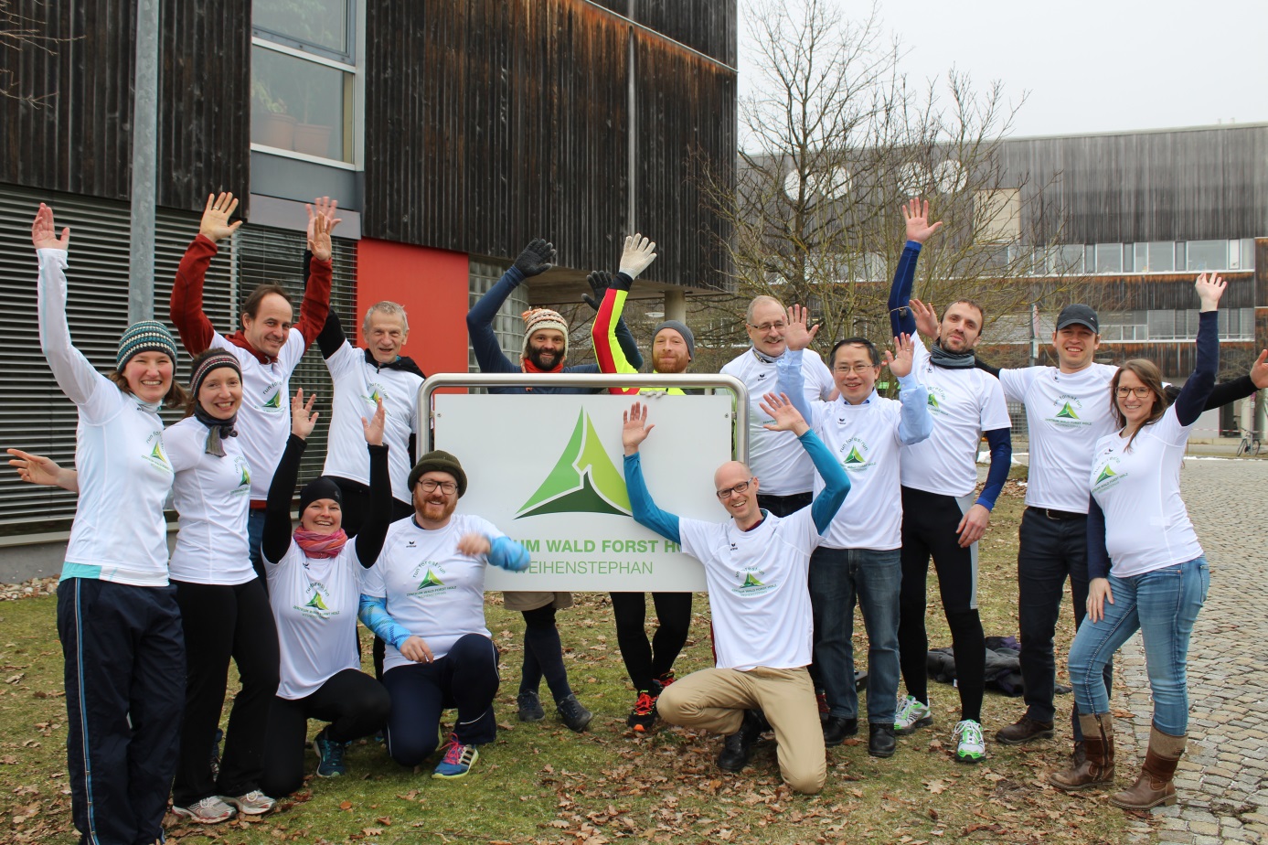 Mitglieder der Forstzentrums-Laufgruppe mit neuen Shirts. Foto S. Bode, ZWFH