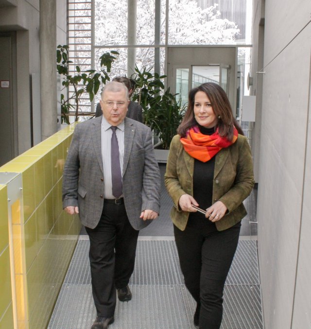 Forstministerin Michaela Kaniber und Präsident Olaf Schmidt auf Rundgang durch die LWF. Foto: C. Josten, ZWFH Forstministerin Michaela Kaniber und Präsident Olaf Schmidt auf Rundgang durch die LWF. Foto: C. Josten, ZWFH