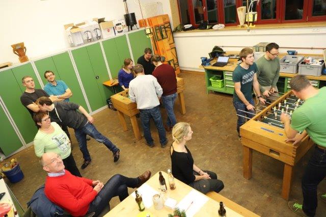 Teilnehmerinnen und Teilnehmer am Kickerturnier des Forstzentrums im Café Toni. Foto: C. Josten, ZWFH