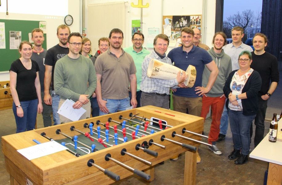 Teilnehmerinnen und Teilnehmer am Kickerturnier des Forstzentrums im Café Toni. Foto C. Josten, ZWFH. Teilnehmerinnen und Teilnehmer am Kickerturnier des Forstzentrums im Café Toni. Foto C. Josten, ZWFH.