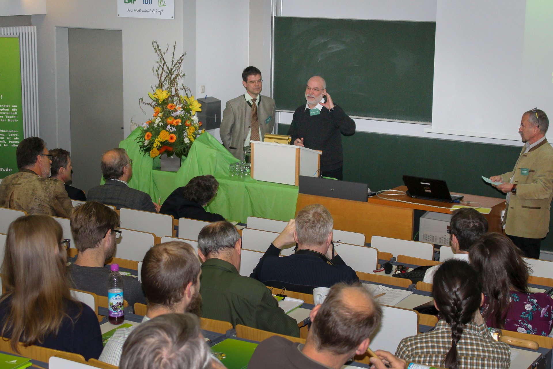 Am Statusseminar des Kuratoriums für forstliche Forschung beantworten die Referenten Dr. Stefan Müller-Kroehling (links) und Dr. Hannes Lemme Fragen zur Schwammspinner-Massenvermehrung. Foto: C. Josten, ZWFH