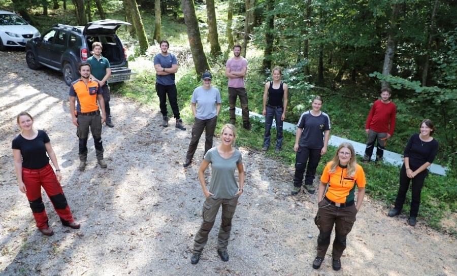 Dr. Martina Hudler (Dozentin, vorne mittig) und Franziska Kremitzl (Revierleiterin, vorne rechts) mit Teilnehmenden des ersten Jagdpraxis-Kurses der HSWT im BaySF Forstrevier Deisenhofen. Foto: C. Josten, ZWFH Dr. Martina Hudler (Dozentin, vorne mittig) und Franziska Kremitzl (Revierleiterin, vorne rechts) mit Teilnehmern des ersten Jagdpraxis-Kurses der HSWT im BaySF Forstrevier Deisenhofen. Foto: C. Josten, ZWFH