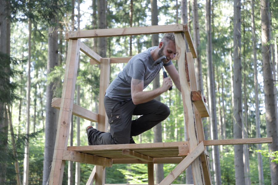 Felix Bayrle (Student HSWT) bei der Reparatur eines Drückjagdstandes. Foto: C. Josten, ZWFH