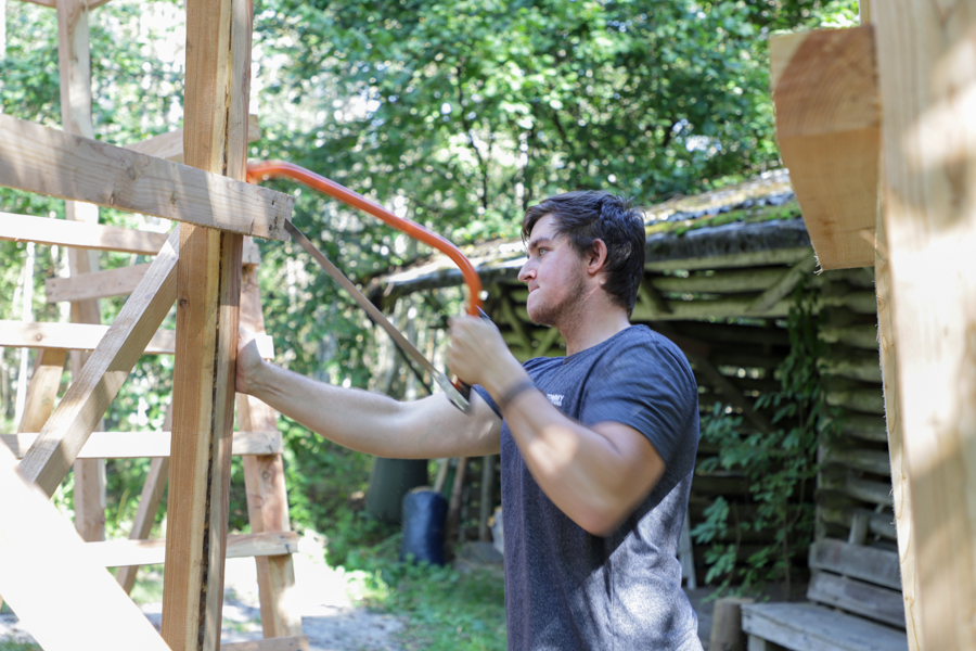 Marvin Straub (HSWT Student) beim Drückjagdstandbau. Foto: C. Josten, ZWFH
