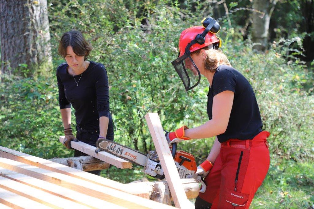 Studentin Carolin Hettenhausen beim zuschneiden des Holzes für einen Drückjagdstand. Foto: C. Josten, ZWFH