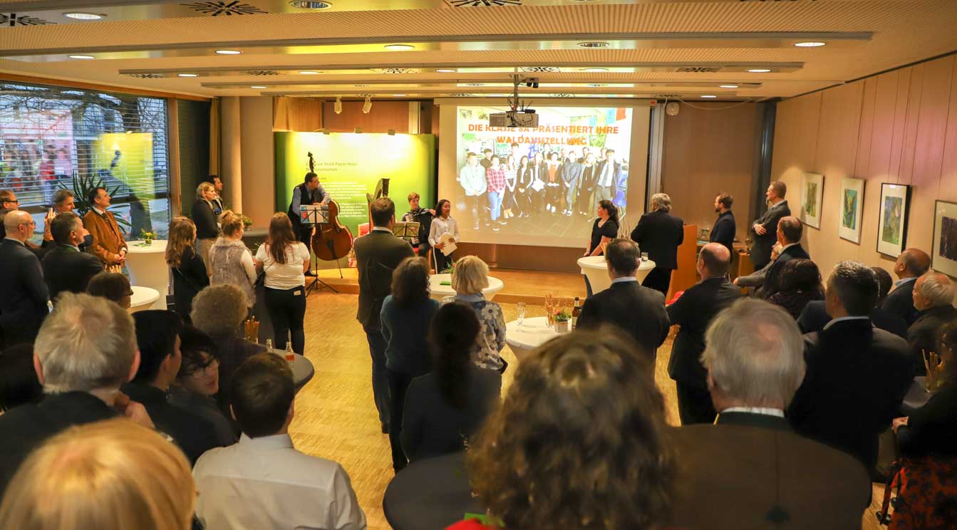 Die Gäste des Empfangs folgen der Präsentation des Schüler-Waldprojekts. Foto: C. Josten, ZWFH