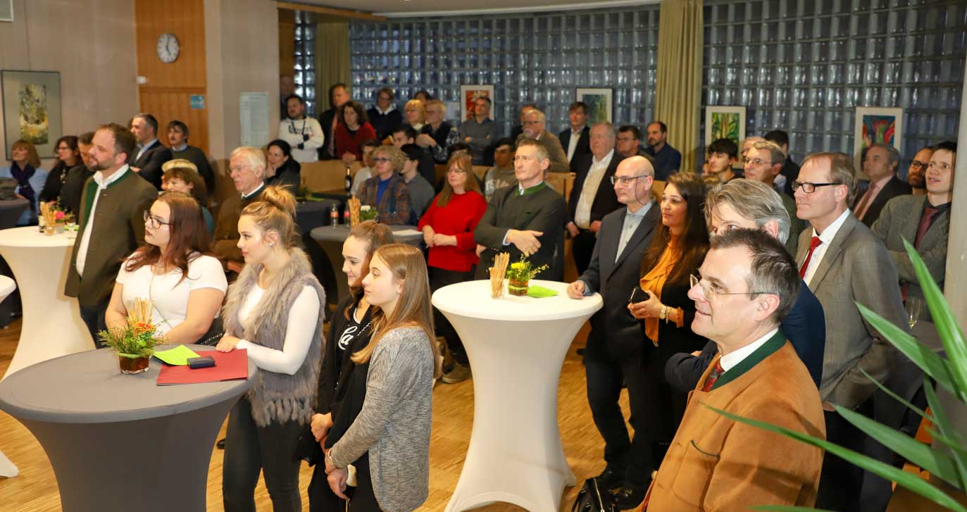 Die Gäste des Empfangs folgen der Präsentation des Schüler-Waldprojekts. Foto: C. Josten, ZWFH