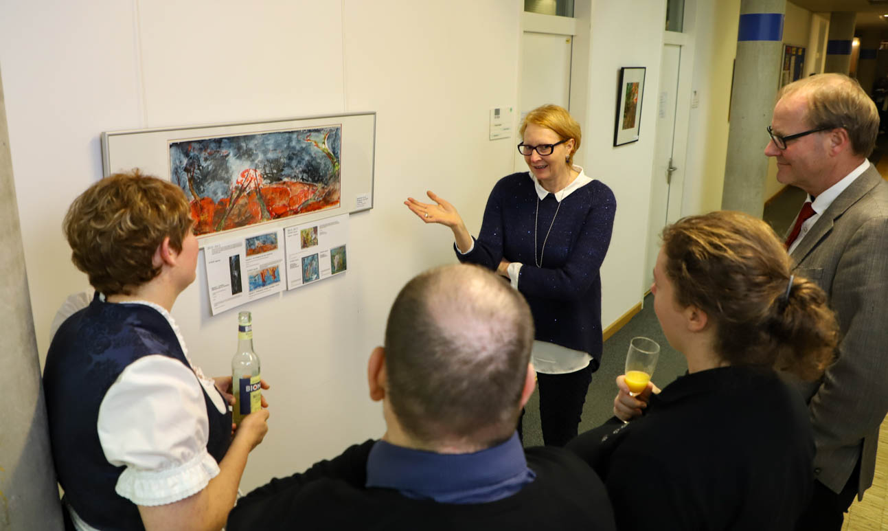 Im Rahmen des Neujahrsempfangs führte Dr. Elke Dietz durch Ihre Ausstellung "Kleine Pflanzen- und Tierschau“. Foto: C. Josten, ZWFH Im Rahmen des Neujahrsempfangs führte Dr. Elke Dietz durch Ihre Ausstellung "Kleine Pflanzen- und Tierschau“. Foto: C. Josten, ZWFH