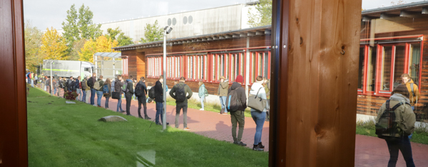 Erster Tag – Die neuen Studierenden durften nur in Kleingruppen das Forstgebäude betreten und warten bis dahin auf Einlass. Foto: C. Josten, ZWFH