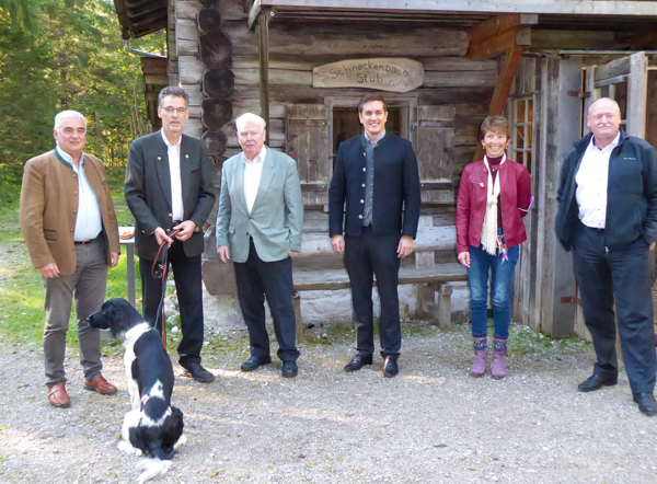 Vlnr: Alfons Leitenbacher, Leiter des AELF Traunstein, Dr. Joachim Hamberger und Prof. Dr. Egon Gundermann, die den AK Forstgeschichte leiten, Bürgermeister Justus Pfeifer, Dr. Ingeborg Schmid, Leiterin des Holzknechtmuseums, Dr. Sebastian Paar, Leiter des Forstlichen Bildungszentrums Laubau der BaySF.  Fotograf: Julian Gröber