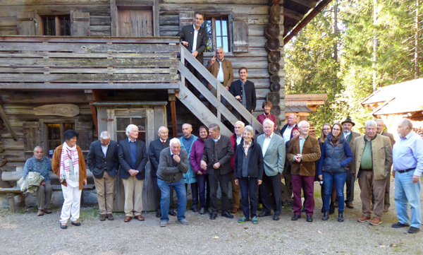 Die Mitglieder des Arbeitskreises Forstgeschichte in Bayern bündeln ein einzigartiges Wissen über die Geschichte des Waldes. Hier vor einer der historischen Hütten in Holzknechtmuseum in der Laubau bei Ruhpolding. Fotograf: Julian Gröber Die Mitglieder des Arbeitskreises Forstgeschichte in Bayern bündeln ein einzigartiges Wissen über die Geschichte des Waldes. Hier vor einer der historischen Hütten in Holzknechtmuseum in der Laubau bei Ruhpolding. Fotograf: Julian Gröber